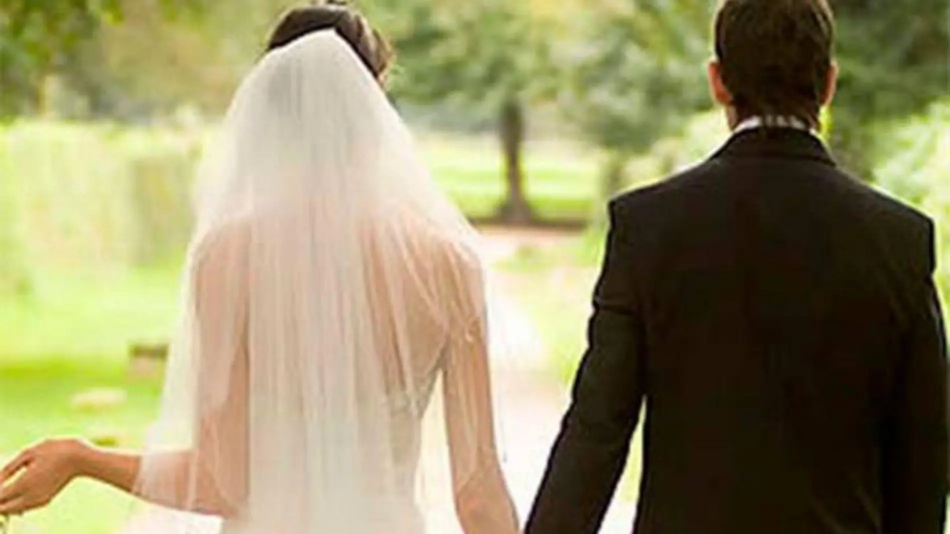 Pareja de novios en boda 